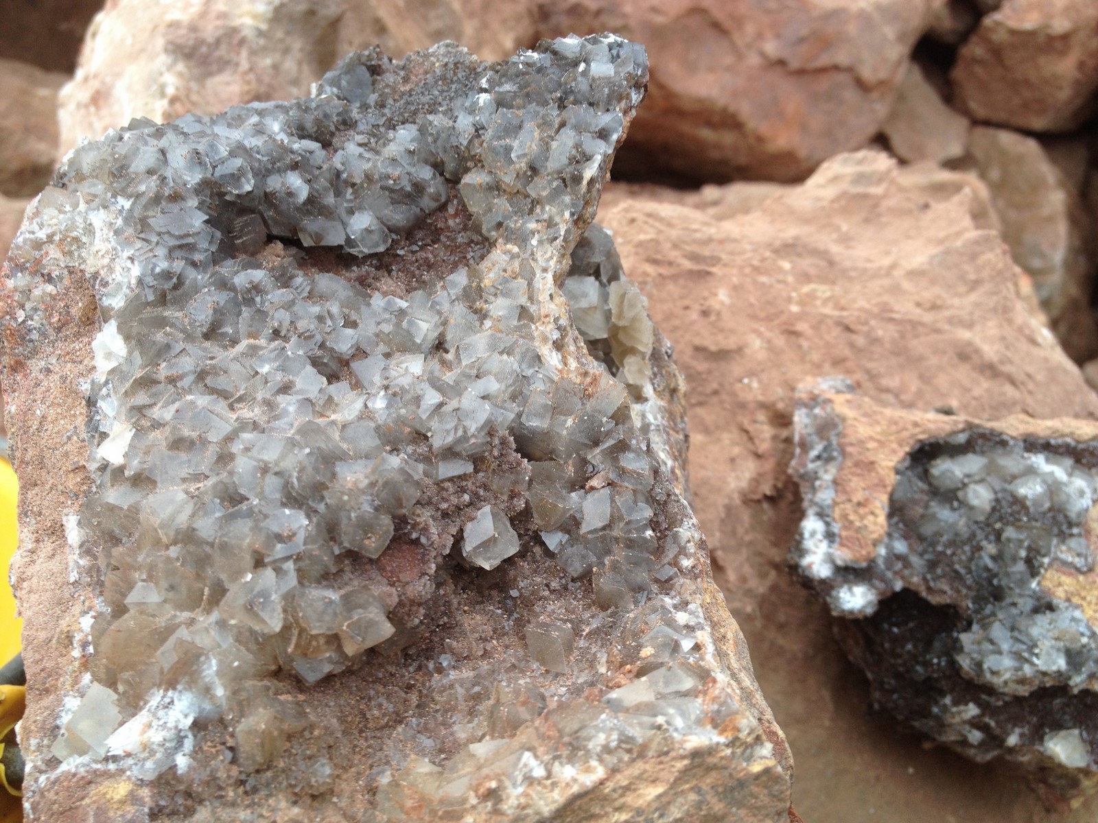 Op zoek naar mineralen op de verse rotshopen